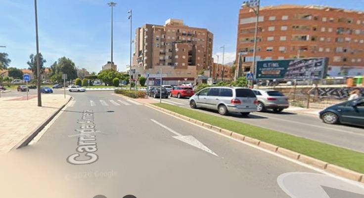 Un hombre echa gasolina en el suelo del rellano y amenaza con explotar el edificio para evitar un desahucio en Almería