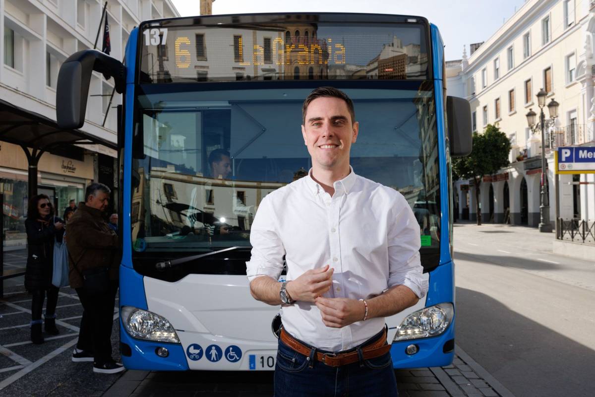 Jaime Espinar posa ante uno de los nuevos autobuses, en plaza Esteve en Jerez, en una imagen reciente.