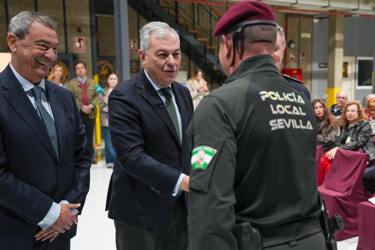 Sanz saluda a un miembro del GAR. - Sanz saluda a un miembro del GAR.