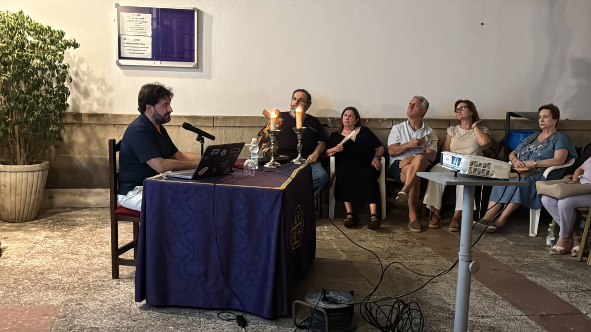 Los Veranos Culturales Nazarenos comienzan con una primera ponencia dedicada a los 'tesoros ocultos de Jerez'