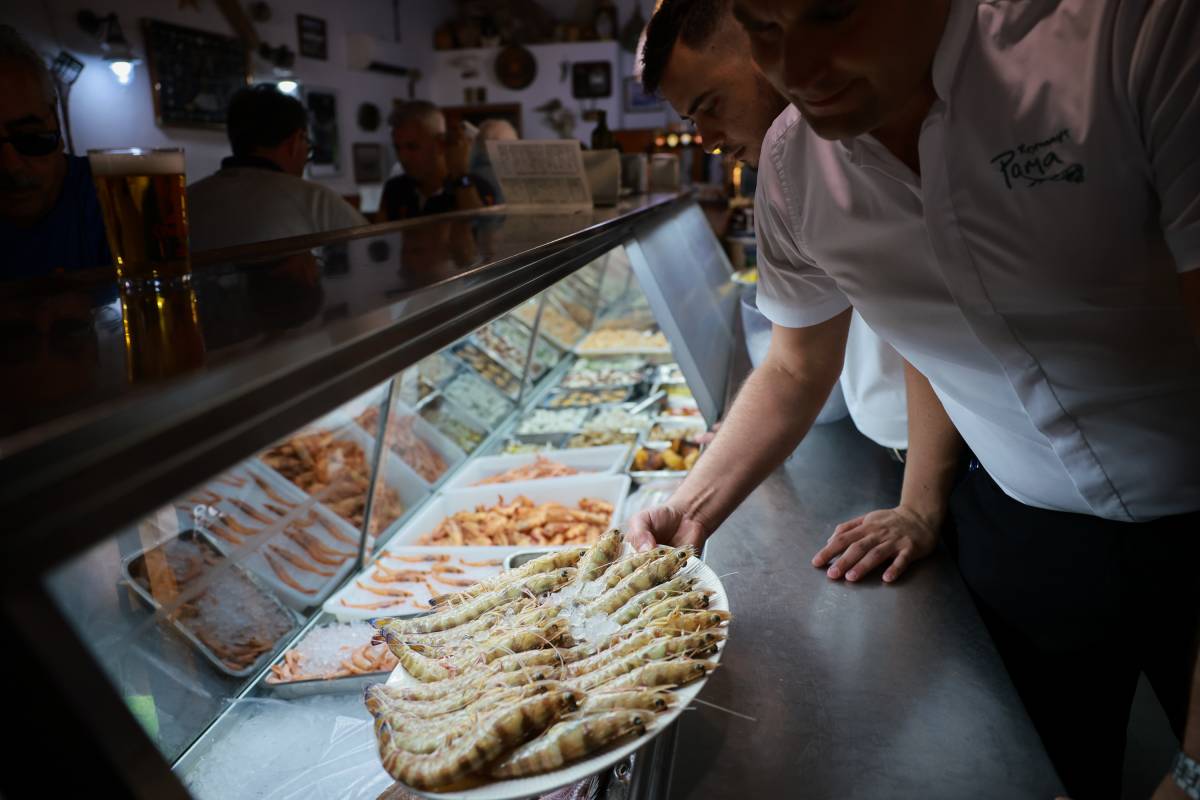 El Poma, el pescador sanluqueño que abrió su propio restaurante en Bajo de Guía