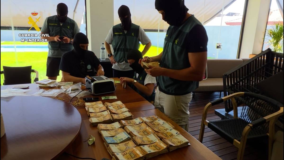 Dinero localizado en uno de los domicilios. - Dinero localizado en uno de los domicilios.