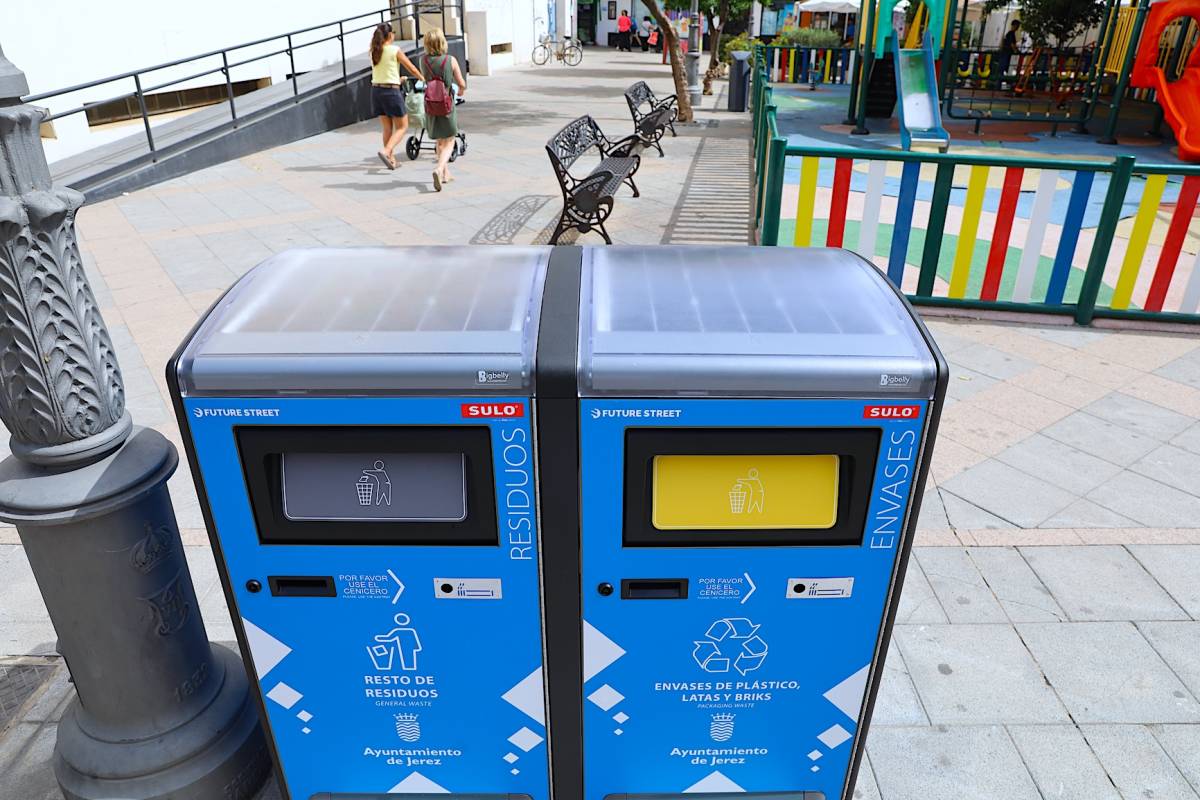 Jerez estrena papeleras solares que compactan la basura y avisan cuando están llenas