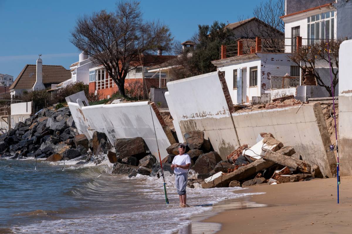 Andalucía, una costa que se hunde: el litoral andaluz atrapado entre el ladrillo y los daños por las borrascas