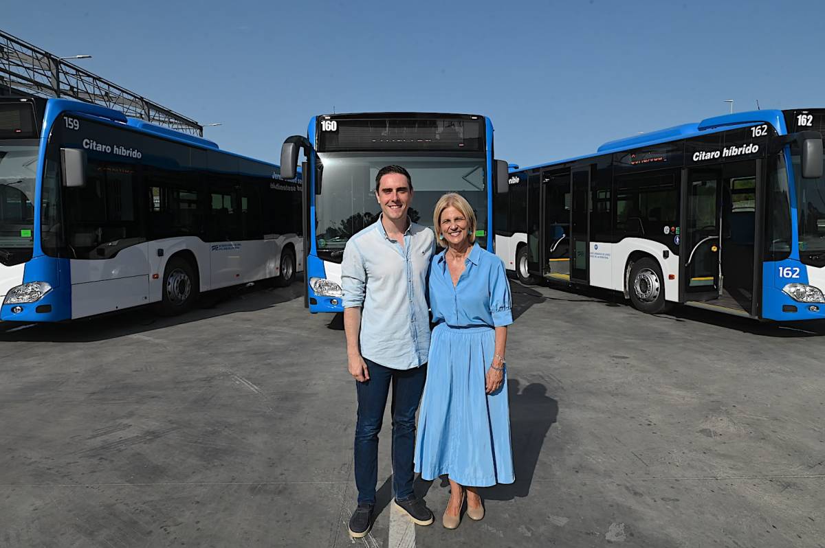 Tres de los nuevos autobuses urbanos ya circulan por Jerez: el billete se puede pagar con tarjeta