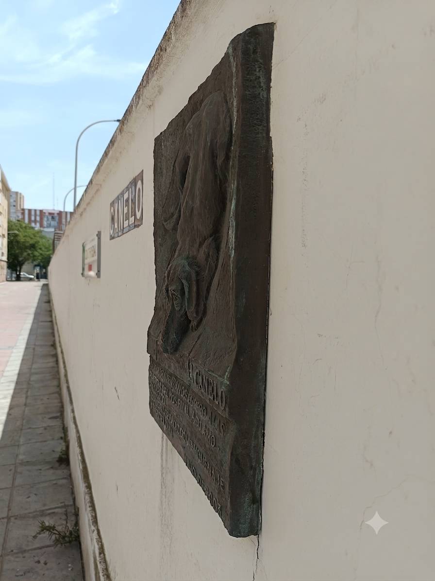 Placa homenaje a Canelo, vista lateral izquierda. - Placa homenaje a Canelo, vista lateral izquierda.