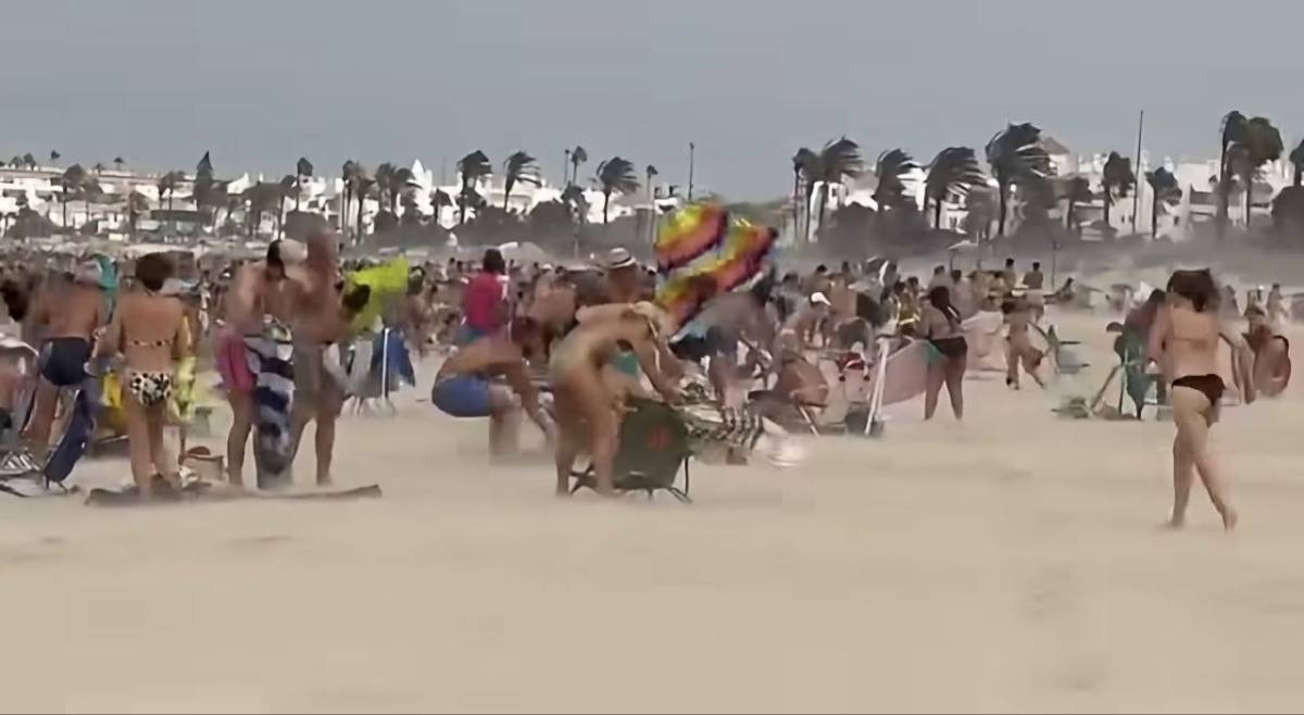 Susto en algunas playas de Cádiz durante esta mañana: una 'nube rodillo' hace volar toallas y sombrillas de forma inesperada