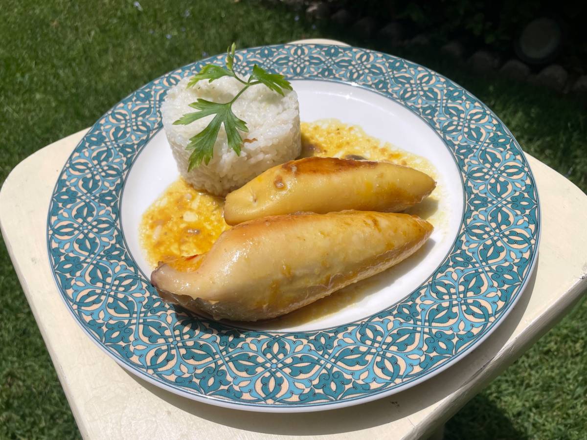 Calamares rellenos en salsa. - 