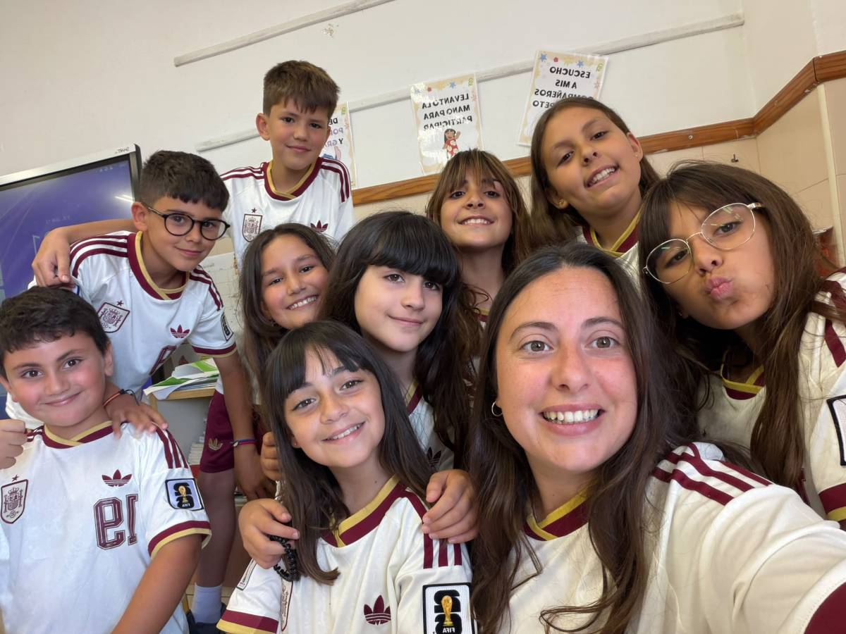 Maribel Albeli junto a algunos de los alumnos y alumnas participantes en el proyecto.