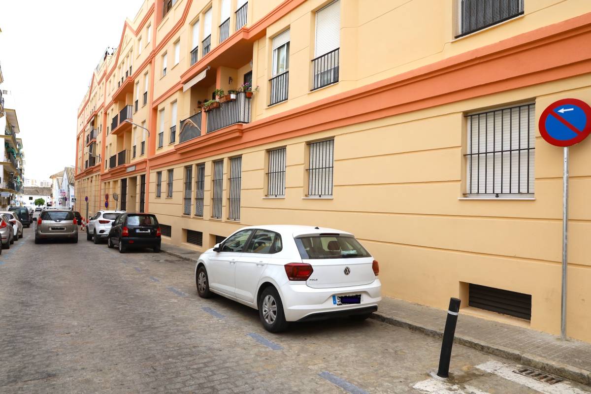 El Ayuntamiento de Jerez retira doce aparcamientos de esta calle del centro tras el requerimiento de Bomberos
