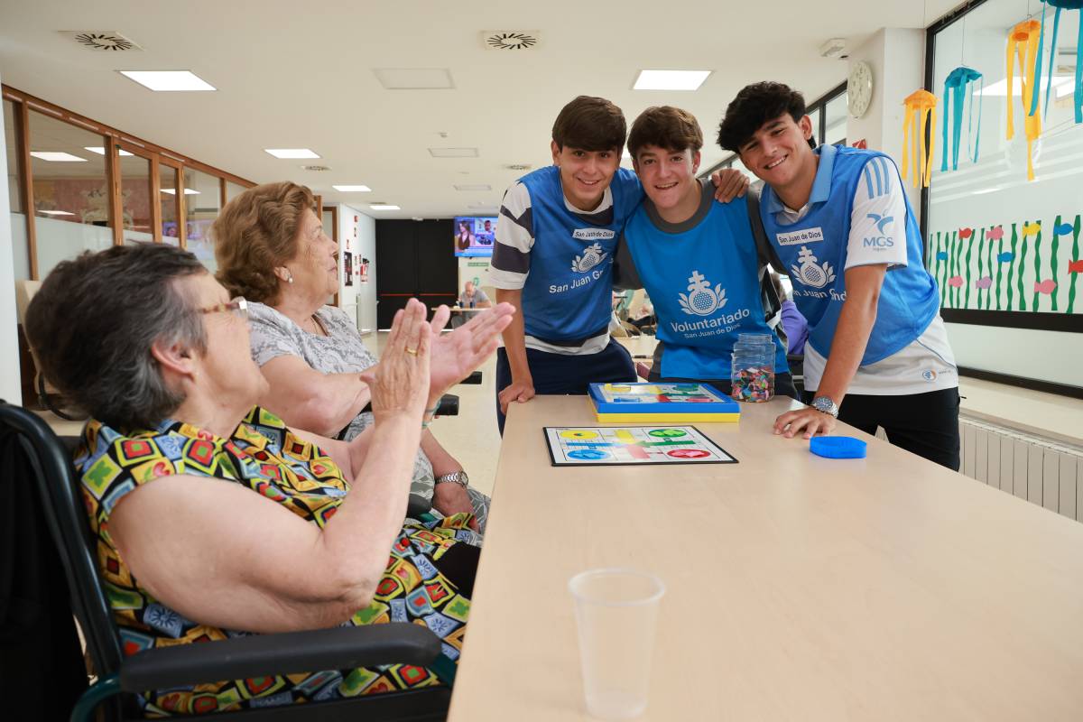 Los jóvenes de Zaragoza que dedican sus vacaciones a sacar sonrisas a mayores y hospitalizados en Jerez: 