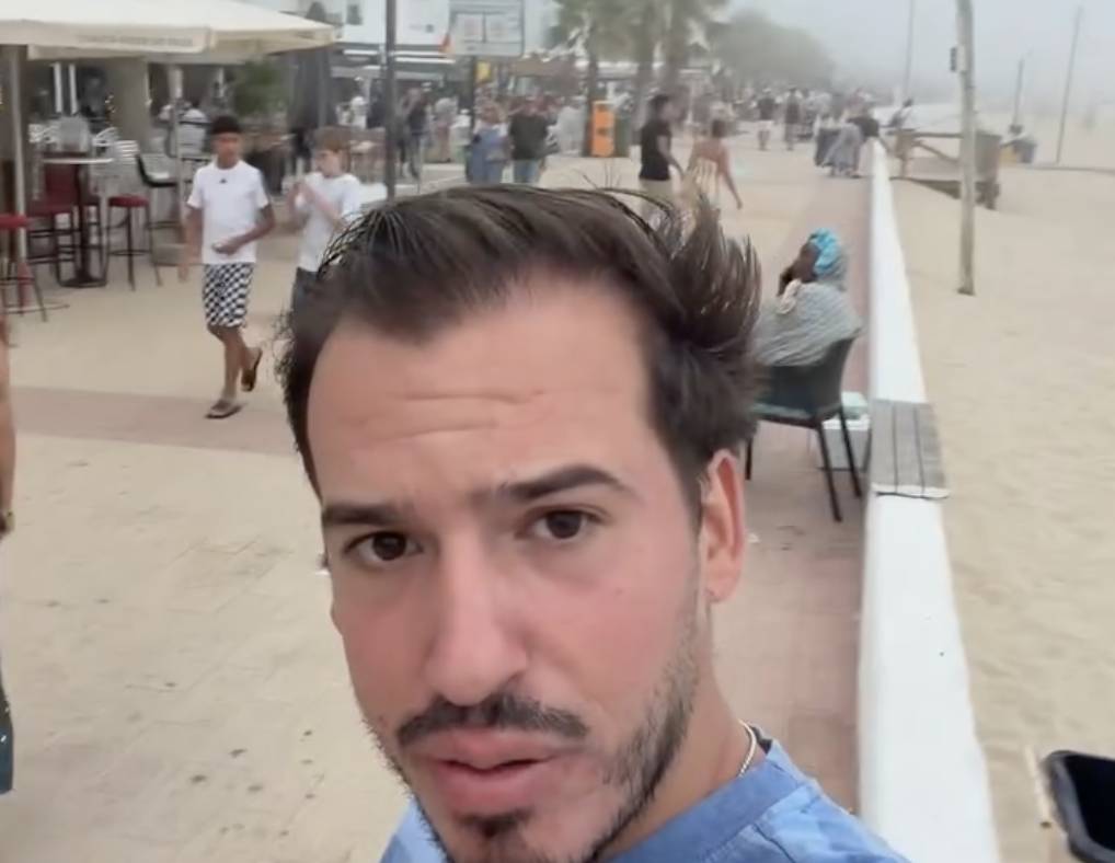 Dos ‘influencers’ y el actor Jesús Castro reaccionan al extraño fenómeno que cubrió una playa de Barbate: 