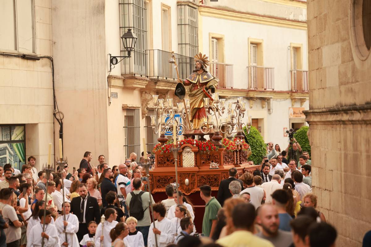 Ni las altas temperaturas frenan al Jerez cofrade: gran ambiente en la procesión de Santiago Apóstol