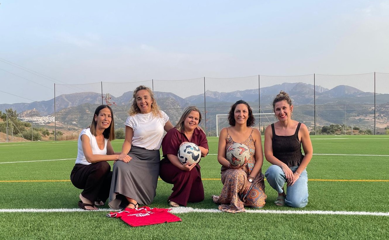 Las cinco directivas, posando sobre un terreno de juego. - Las cinco directivas, posando sobre un terreno de juego.