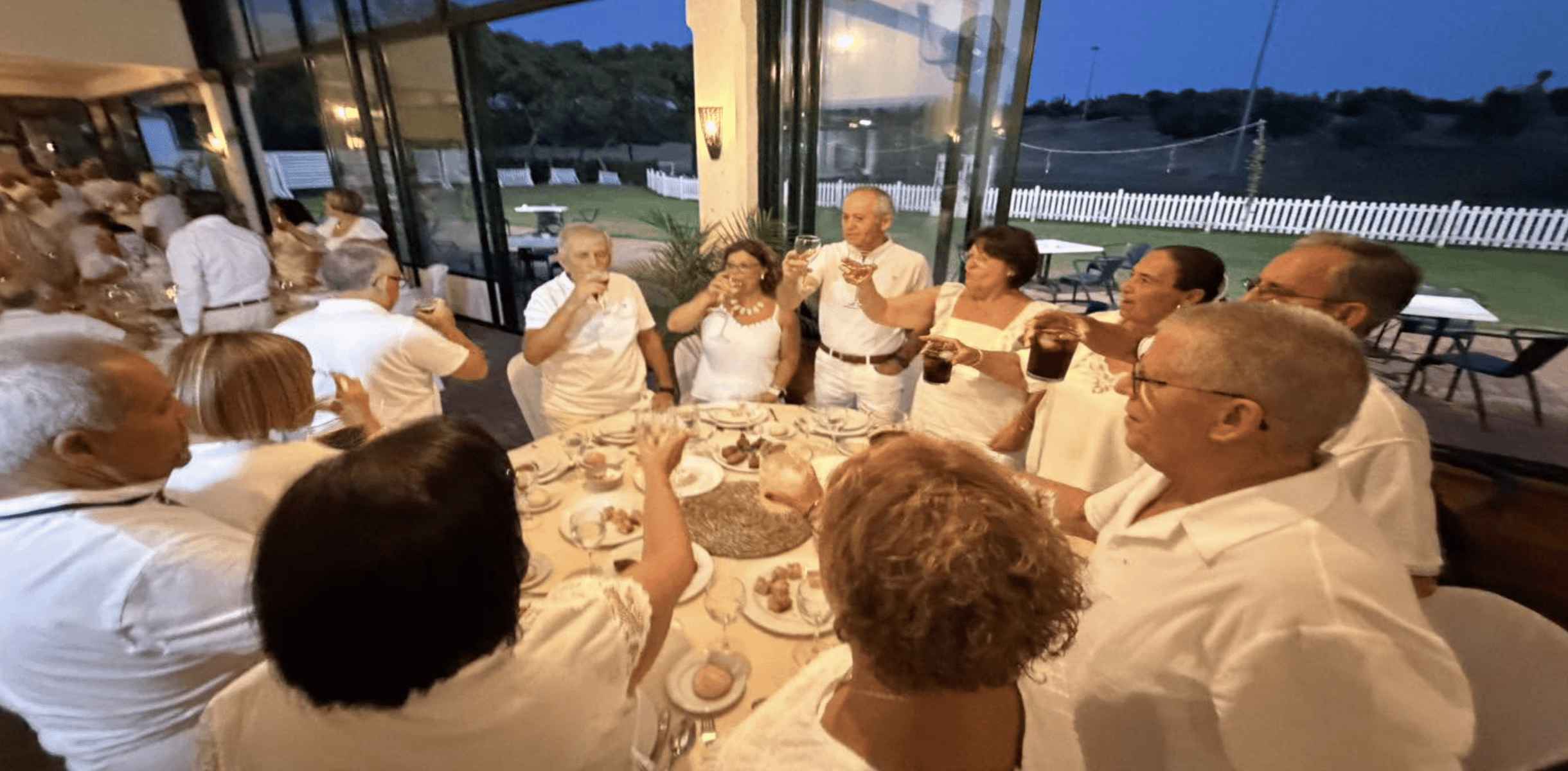 Un brindis en la fiesta ibicencia de los vecinos mayores de Guadalcacín.
