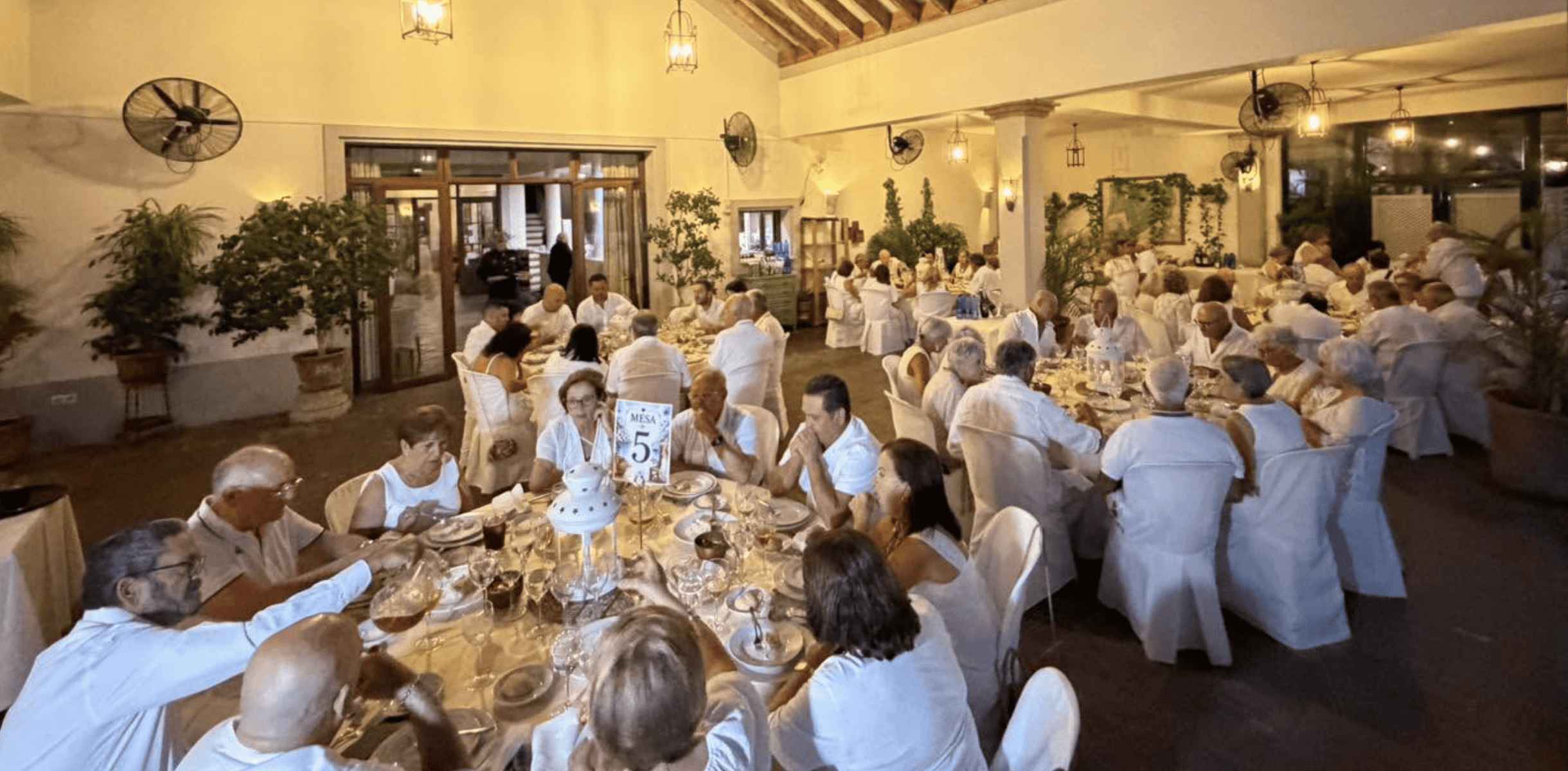 Una imagen de la cena de la fiesta ibicenca de los vecinos de Guadalcacín.