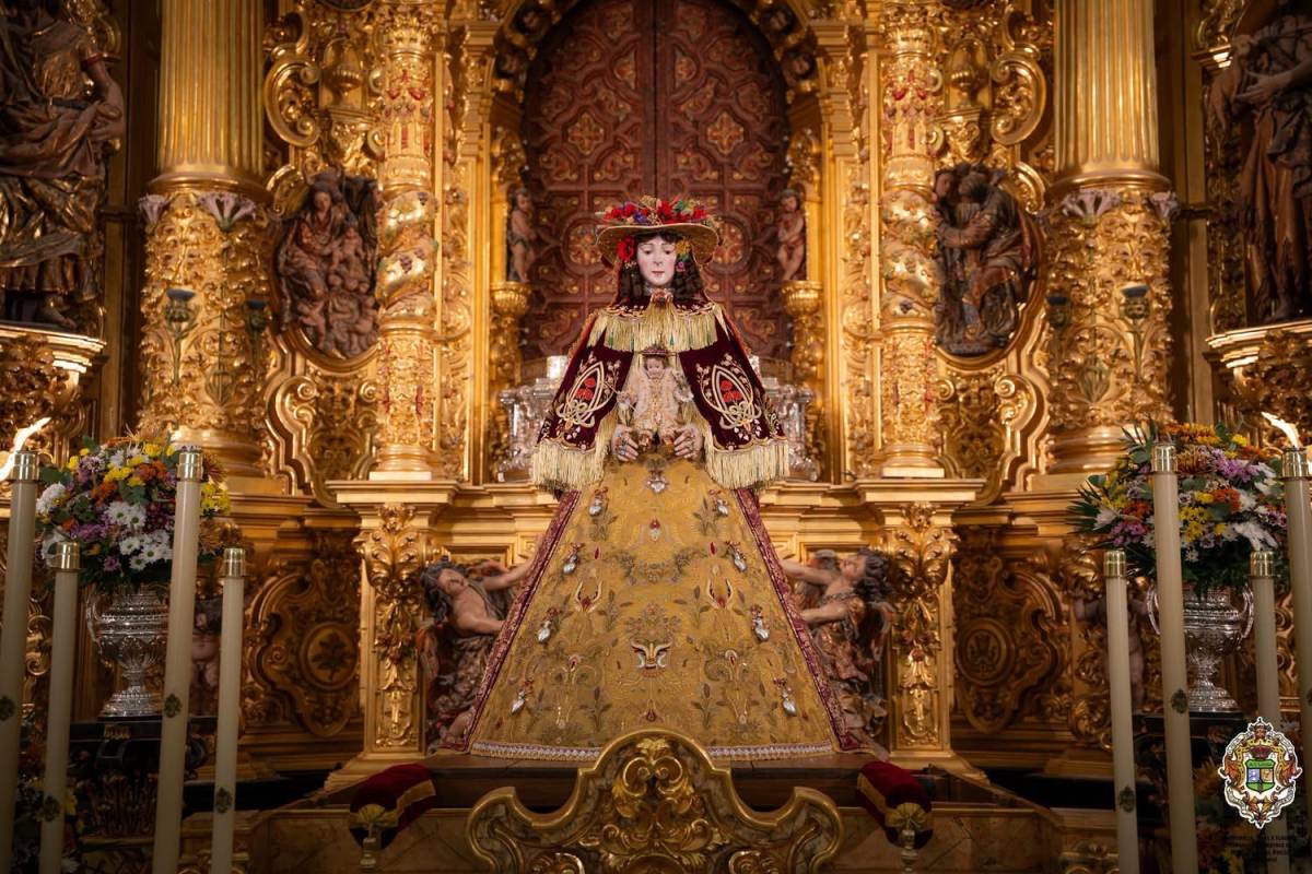 La Virgen en el altar mayor vestida de pastora.  - 