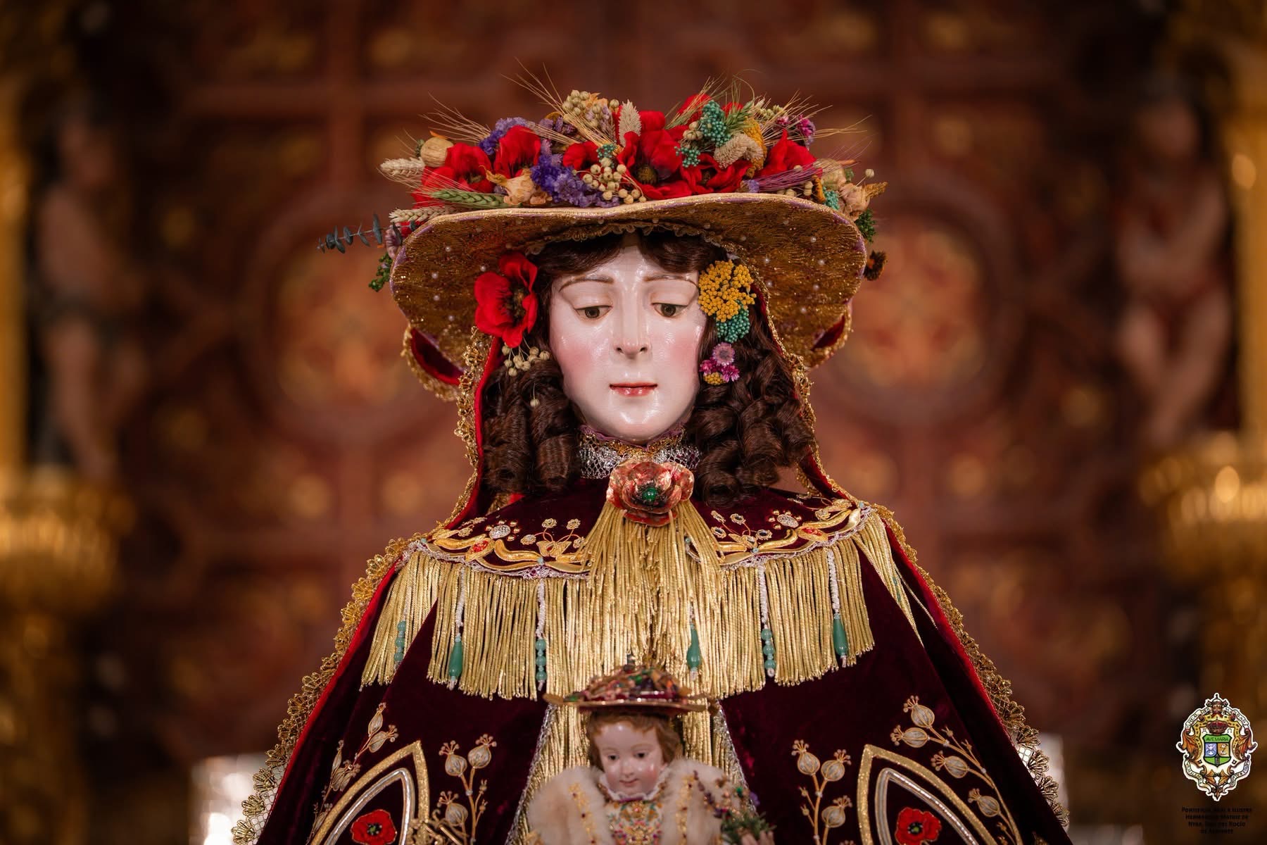 Primer plano de la Virgen del Rocío. 