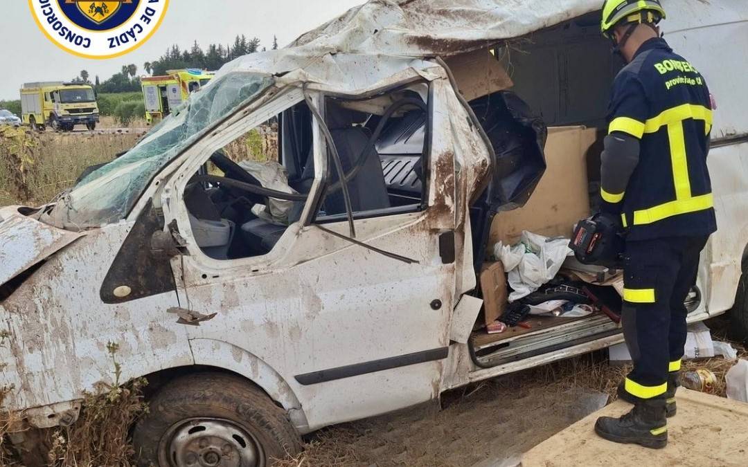 El estado del vehículo tras salirse de la carretera en la CA-8100. - 
