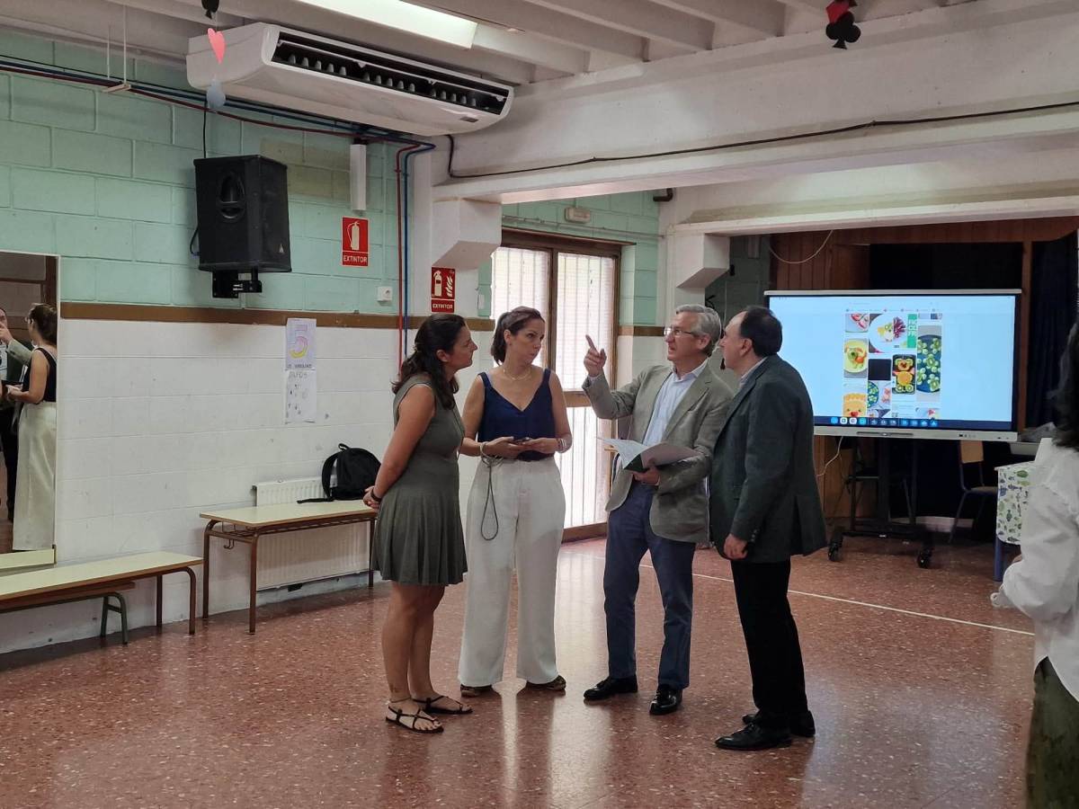 El delegado territorial en Sevilla, Miguel Ángel Araúz, ha visitado el CEIP Valeriano Bécquer.
