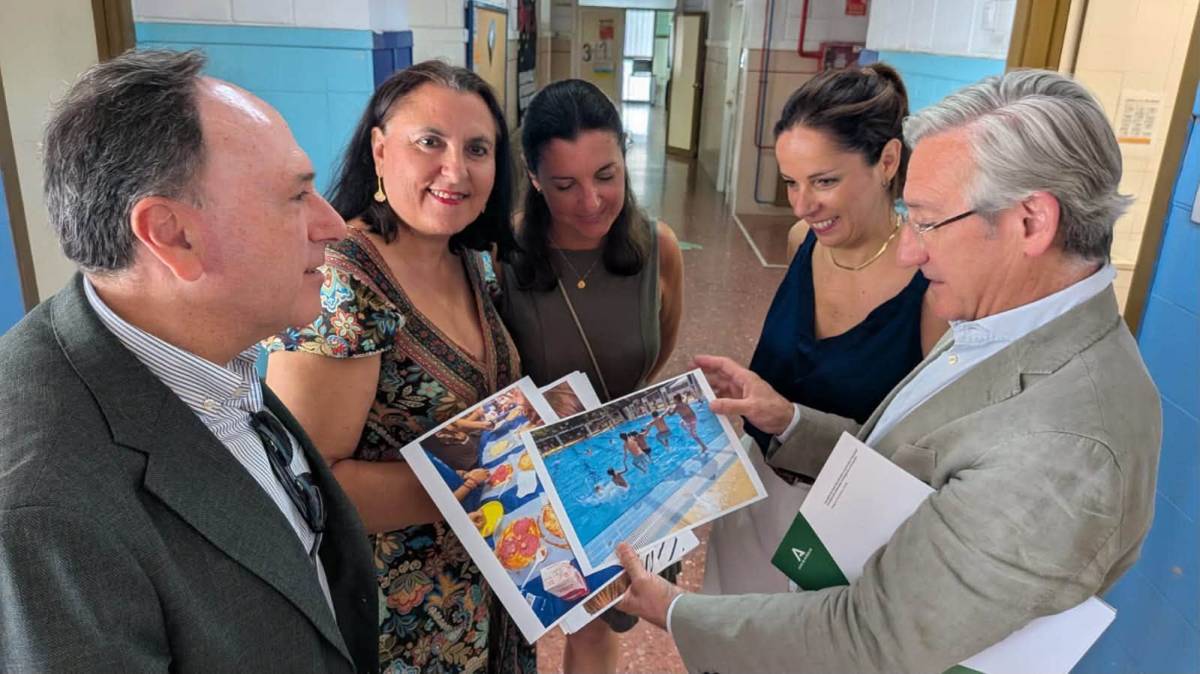 Los estudiantes participan en actividades deportivas.