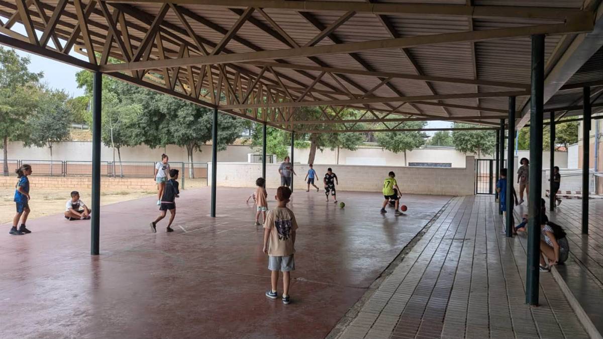 Un verano con clases de refuerzo, inglés y actividades deportivas gratis para más de 5.100 estudiantes en Sevilla