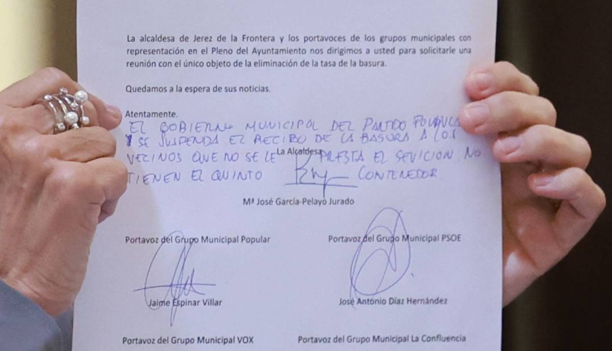 La alcaldesa muestra la carta firmada y manuscrita por Díaz. 