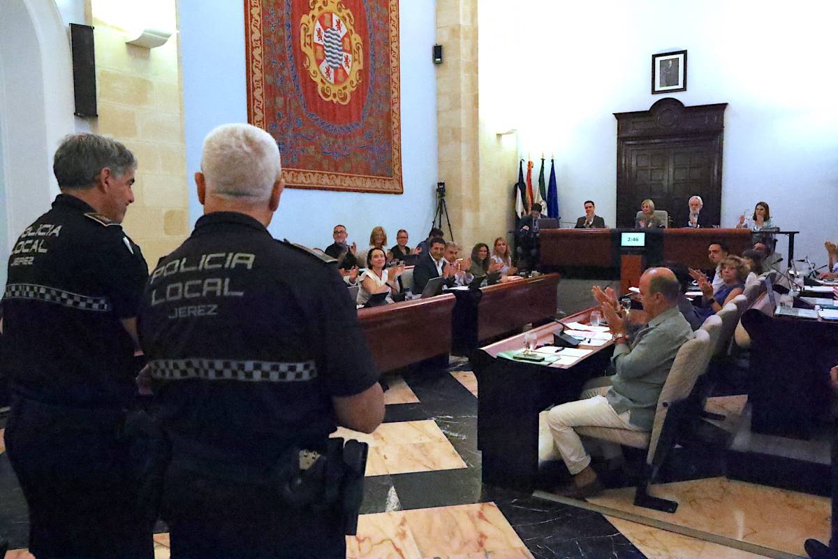 Jerez felicita a los policías locales Miguel Ángel y Jorge por salvar una vida y detener a un acosador