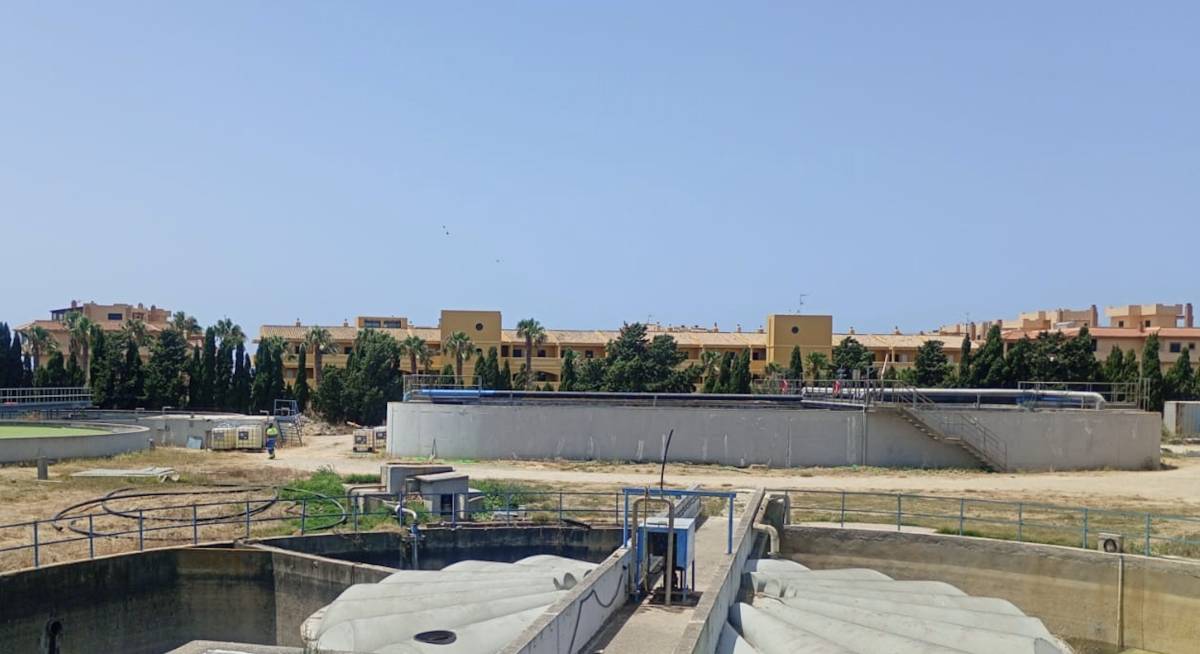 Aqualia niega que la depuradora de Atlanterra esté detrás de la contaminación fecal en la playa