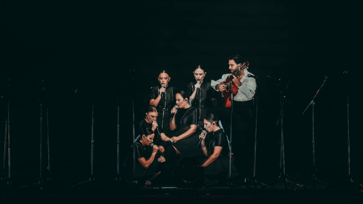 Cantaoras que acompañan la propuesta rodeando al músico.