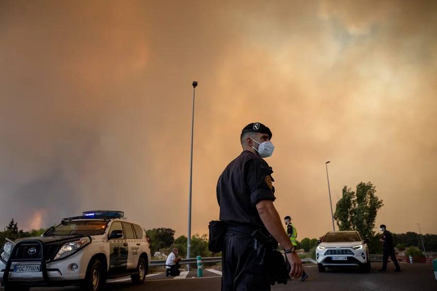 Vista de la humareda causada por el incendio forestal en Cenicientos, Madrid, este pasado viernes. - DANIEL GONZÁLEZ / EFE