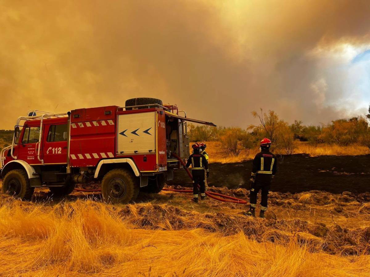 El incendio de Madrid y Ávila no da tregua: evacúan la estación de la NASA y llegan medios aéreos de Italia y Grecia