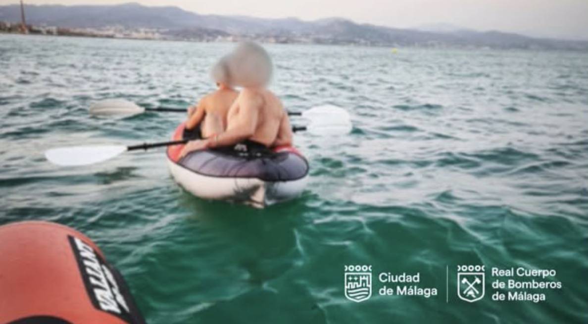 Rescatan a dos bañistas en un kayak a la deriva en la costa deMálaga