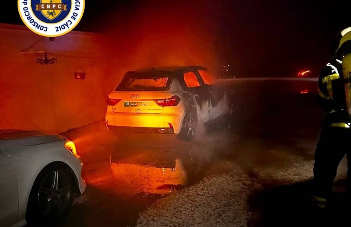 Los bomberos llegan a tiempo para evitar una tragedia de madrugada en una casa de Sanlúcar 