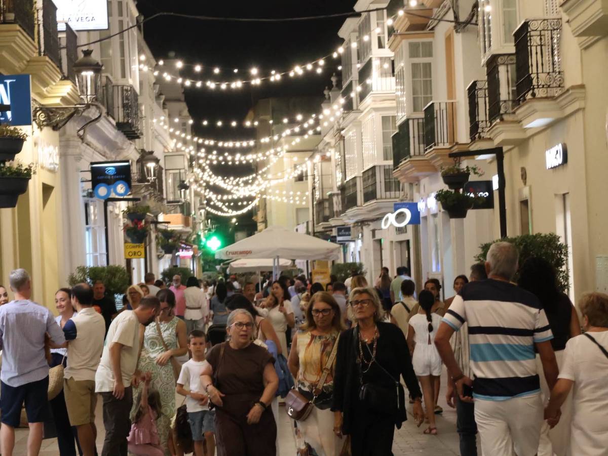 Chiclana rebosa en su Noche Mágica: danza acrobática, castañuelas, carnaval y museos abiertos