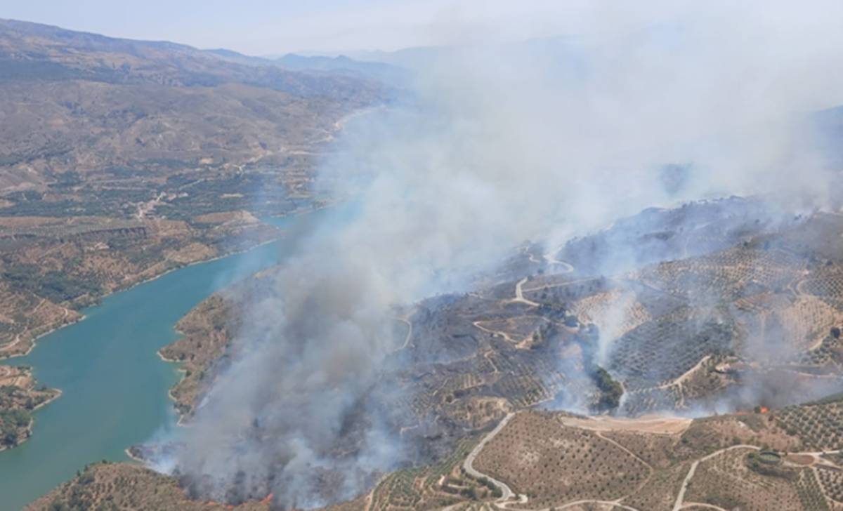 Elevada la emergencia en Granada por un incendio: 640 vecinos confinados y 73 menores evacuados de un campamento