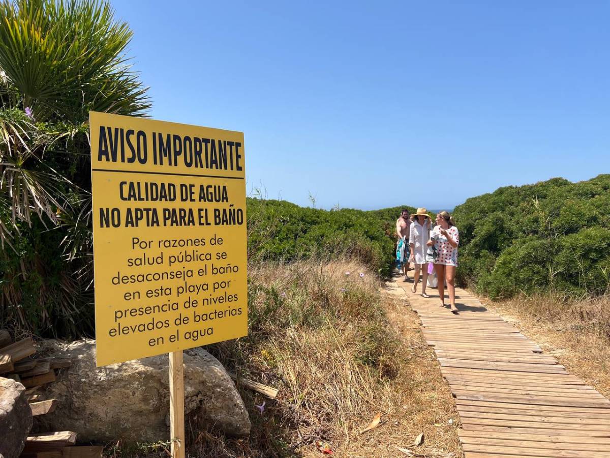 Cartel colocado en uno de los accesos.