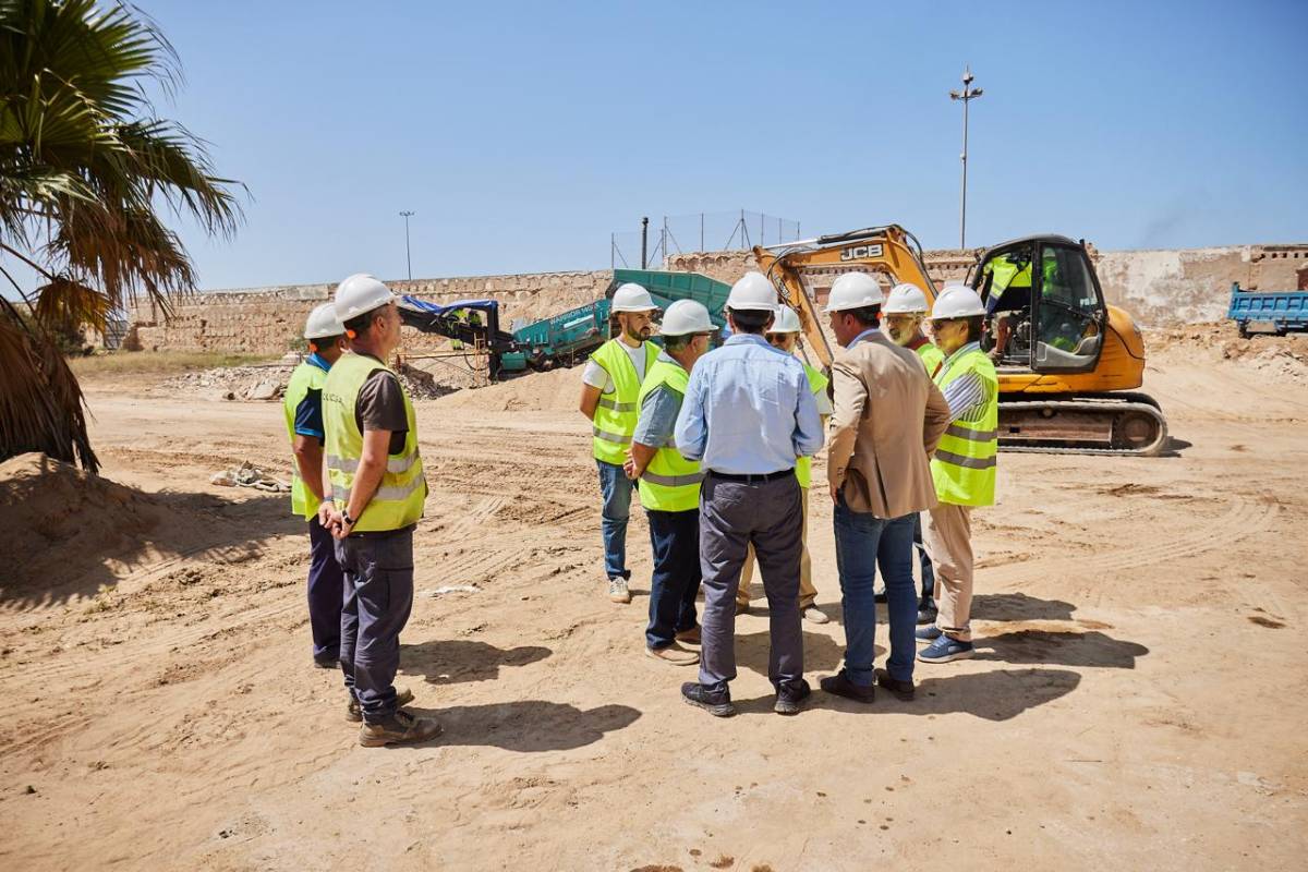 Visita institucional al camposanto gaditano.