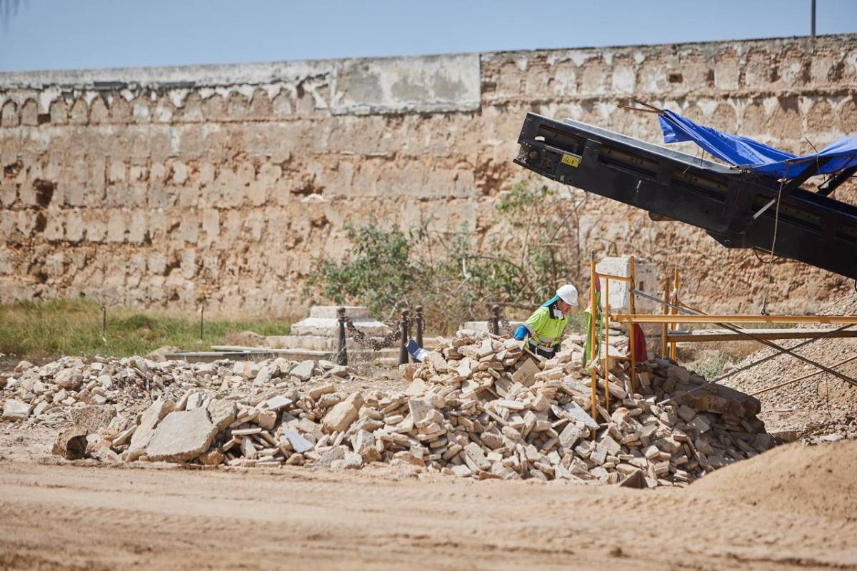 Así vacían los restos del antiguo cementerio de San José para convertirlo en un nuevo pulmón verde en Cádiz