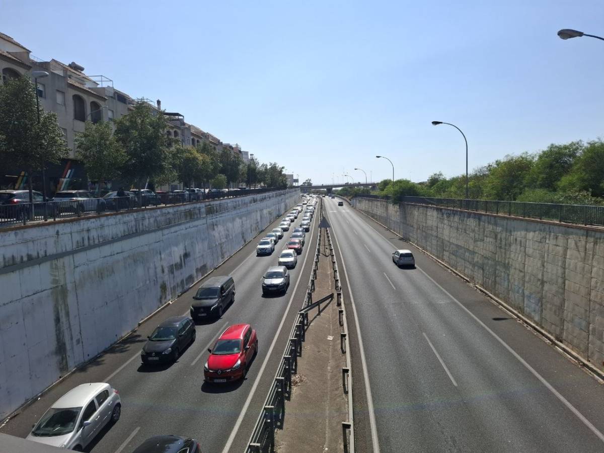 Colapso total en el Nudo de Tres Caminos: retenciones insoportables de San Fernando hacia Sevilla, Chiclana y Conil