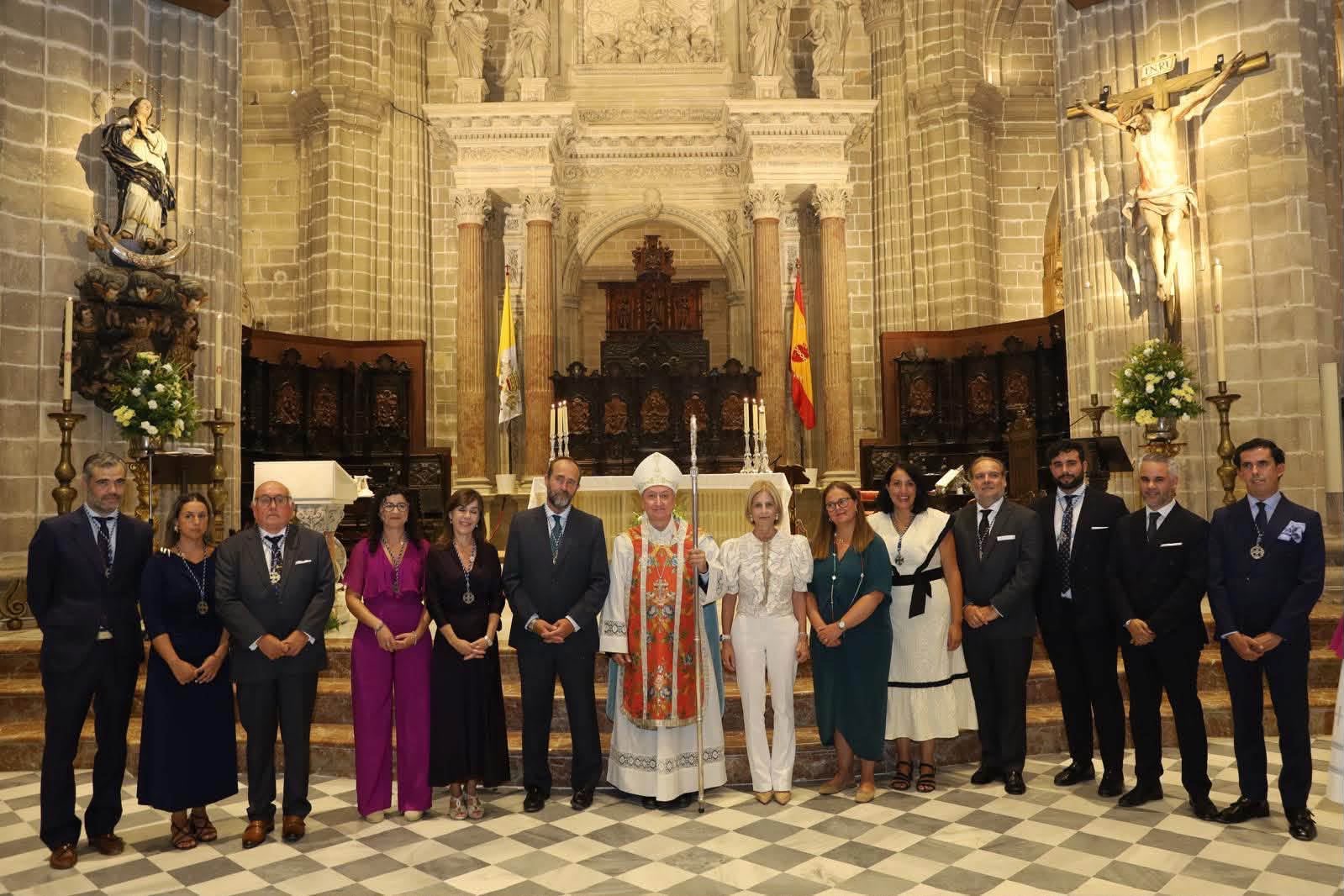 El nuevo Consejo, el obispo y la alcaldesa en la Catedral tras la celebración. 