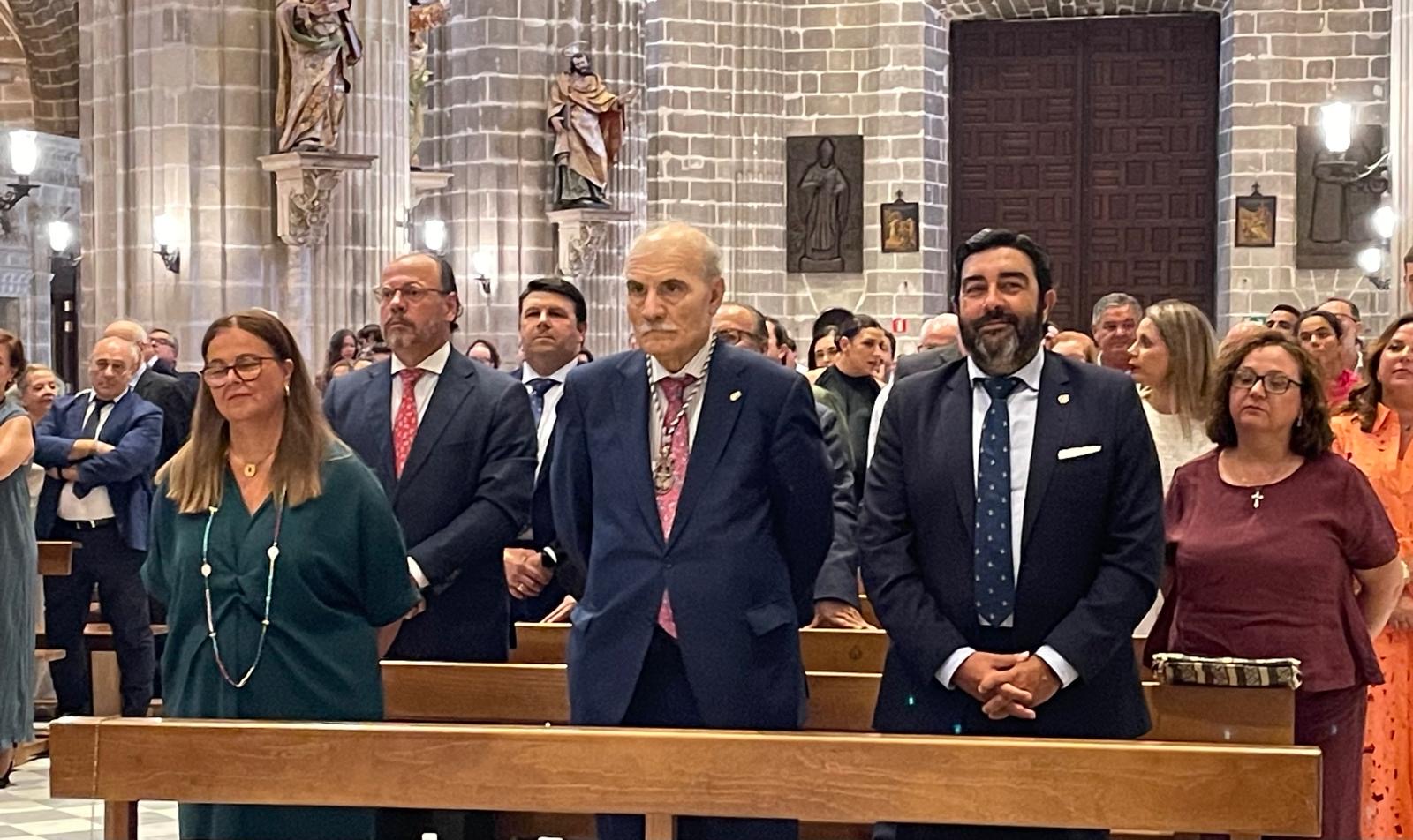 La delegada de Hermandades, el ex presidente y Juan Carlos Jurado el presidente gaditano.  