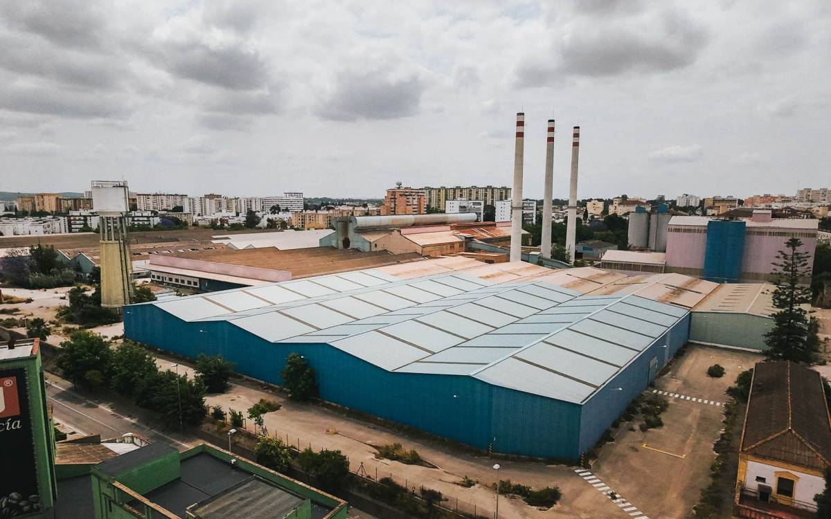 El comprador de los suelos de la antigua fábrica de botellas, un misterio: dejarán de ser industriales 130 años después de La Jerezana