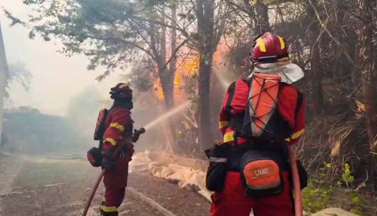 La UME da por contenido el gran incendio entre Ávila y Madrid: combate algunas 