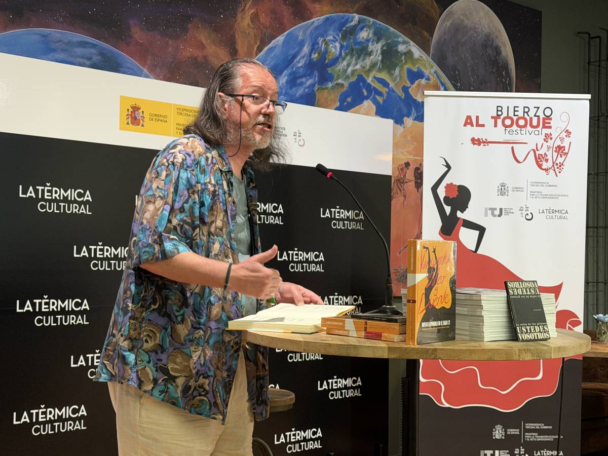 Jose Manuel Gufi durante la presentación de sus trabajos literarios en el festival flamenco Bierzo al Toque 2026