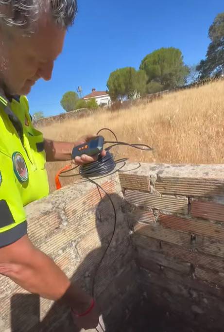 Inspección de un poco en una batida para localizar a Astrid.