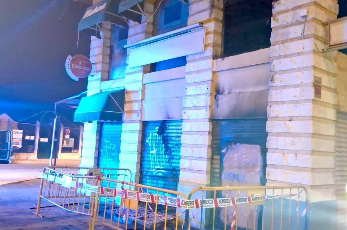 Arde de madrugada un edificio abandonado frente a un colegio en El Puerto