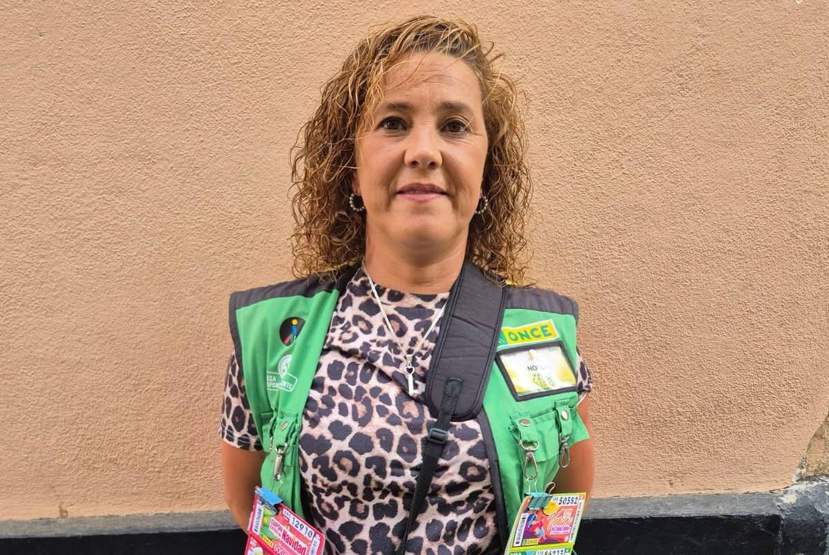 La nueva vida de Noelia tras ser camarera de piso en hoteles: reparte el 'Sueldazo' a un vecino en Cádiz