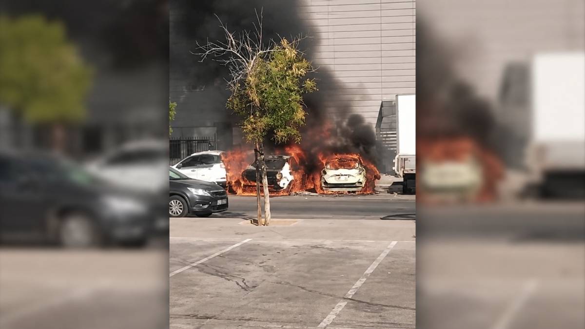 Un coche eléctrico provoca un incendio en cadena en Tomares: tres vehículos calcinados por completo