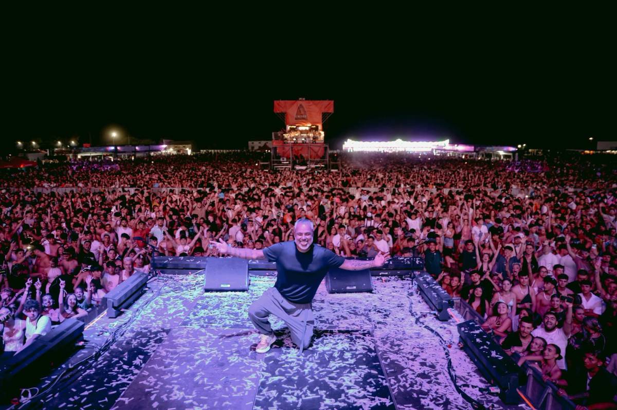 Juan Magán, haciéndose una foto con el público en el Puro Latino Fest. - Juan Magán, haciéndose una foto con el público en el Puro Latino Fest.